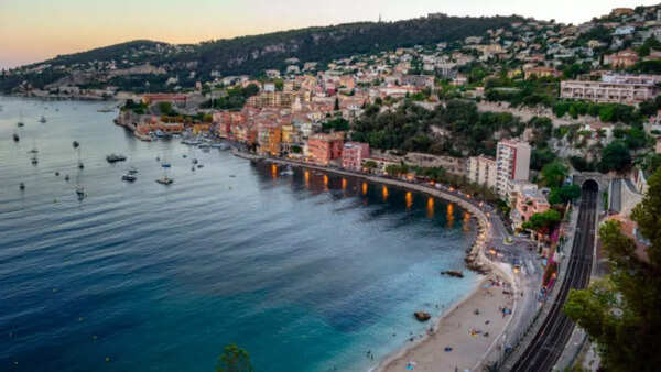 Stroll along La Croisette