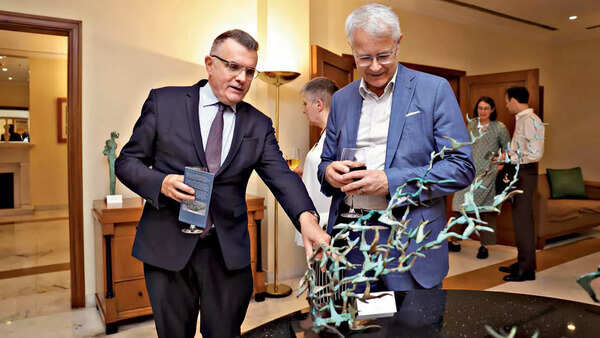 Jan Thesleff, Ambassador of Sweden (left) with Kimmo Lähdevirta, Ambassador of Finland