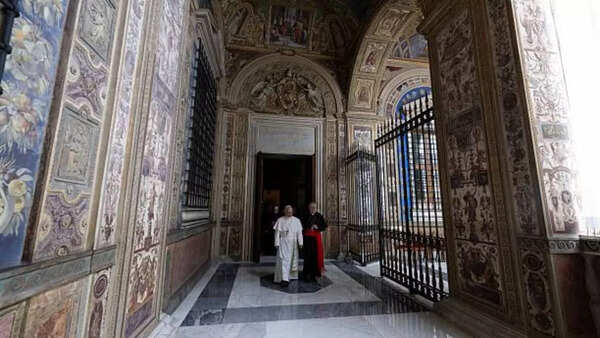 Pope Leo at the Third Loggia