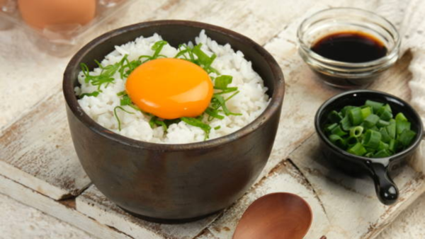 Tamago Kake Gohan (쌀 위의 달걀)
