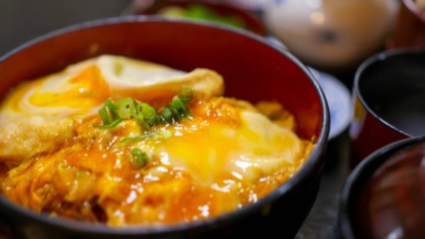 Oyakodon (치킨 라이스 그릇과 계란)