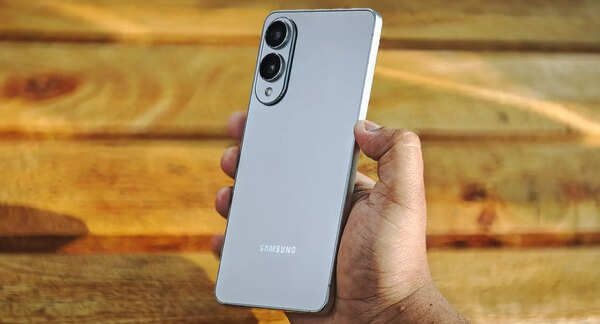 “Just 5.8mm thick, the peek at sides will give you an idea how impressively thin the S25 Edge is.
