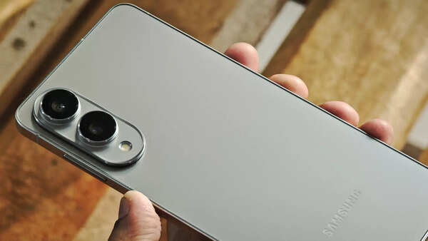 A closer look at the dual-lens camera setup: a 200MP main sensor and a 12MP ultra-wide, all neatly packed into this minimalist design.