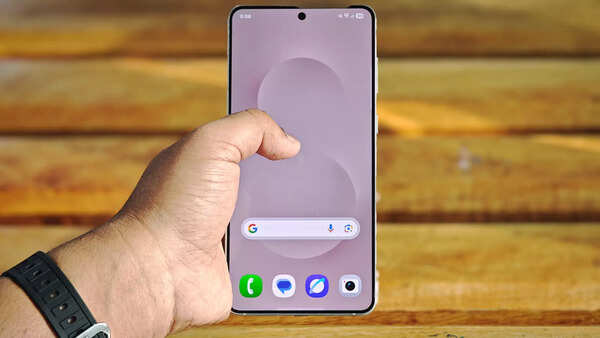 That’s the 6.7-inch AMOLED display, flat, vibrant, and free of curves.