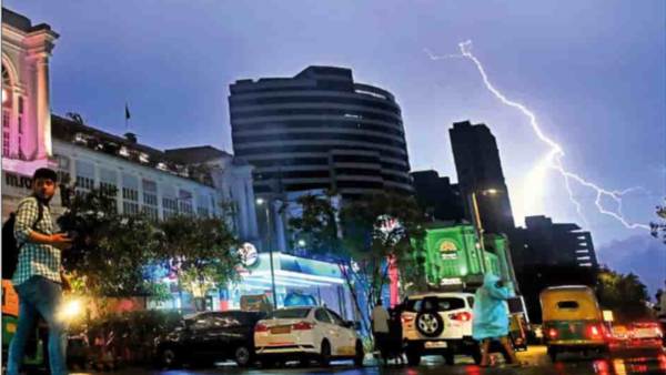 Delhi's Connaught place: 8:30 pm Delhi's Connaught place: 8:30 pm