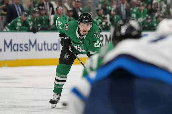 Dallas Stars left wing Jason Robertson (21)