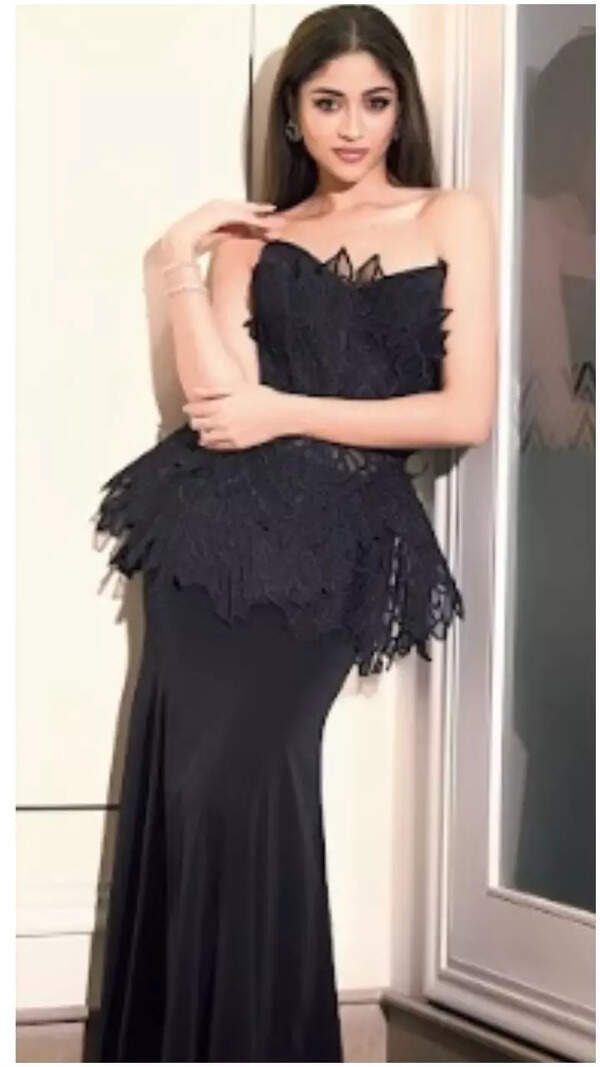 Outfit by Rohit Gandhi & Rahul Khanna; Jewellery by Prism