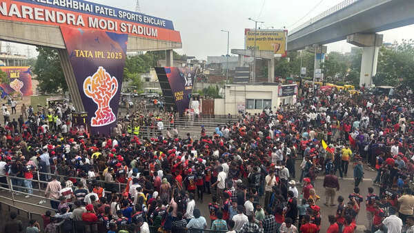 RCB fan outside Narendra Modi Stadium Fan