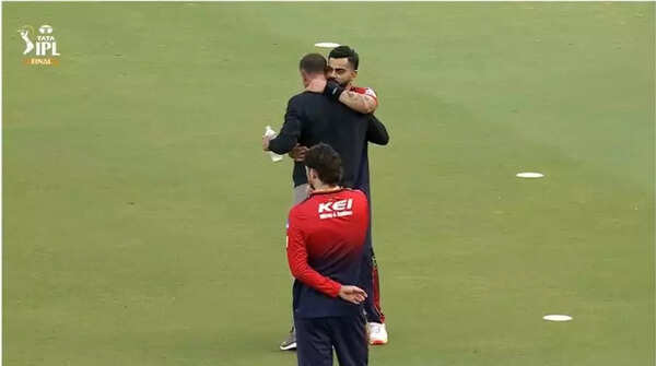 Virat Kohli and Ab Devilliers hugging each other Virat Kohli and Ab Devilliers hugging each other