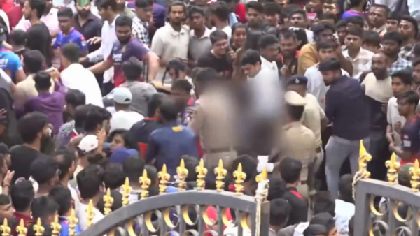 Child faints outside Bengaluru's Chinnaswamy Stadium as a massive crowd gathers to celebrate Royal Challengers Bengaluru's IPL 2025 victory Child faints outside Bengaluru's Chinnaswamy Stadium as a massive crowd gathers to celebrate Royal Challengers Bengaluru's IPL 2025 victory