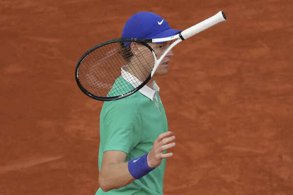 Italy's Jannik Sinner tosses his racket during the final match of the French Tennis Open at the Roland-Garros against Spain's Carlos Alcaraz in Paris, Sunday, June 8, 2025. (AP Photo/Aurelien Morissard) AP PHOTOS: Alcaraz beats Sinner in stunning comeback in French Open final