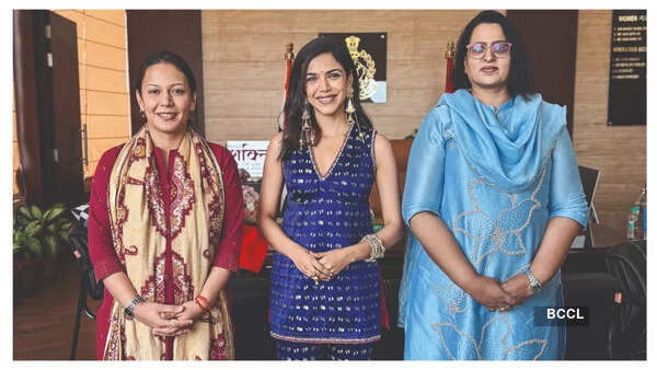Shriya with (L) Vrinda Shukla, SP, WCS WING 1090 and (R) Padmaja Chauhan, ADG, WCSO, UP Police