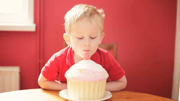 Netizens debate the definition of a 4-pound cupcake