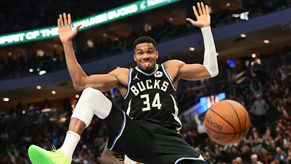 Giannis posando para la cámara