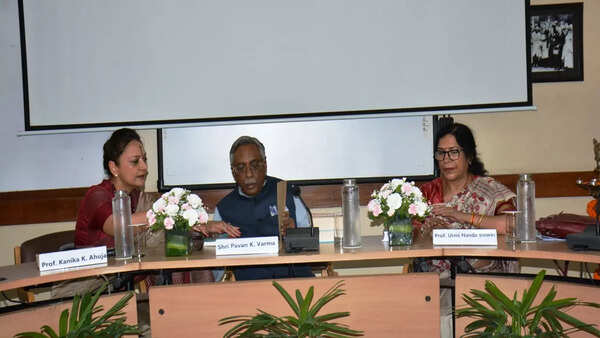 The session began with a welcome and a token of appreciation to Chief Guest Pavan Kumar Varma and Guest of Honour Professor Urmi Nanda Biswas, presented by Acting Principal Dr Kanika Ahuja.