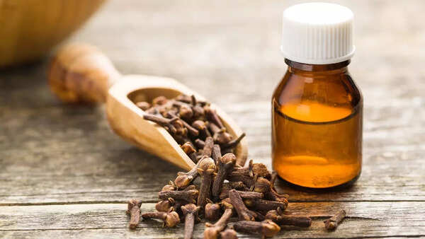 Clove and cinnamon essential oil