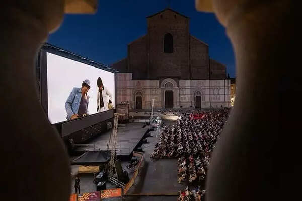 It was a magnificent evening in Bologna yesterday to watch the restored “Sholay” (1975, Ramesh Sippy) play out for the first time on a giant screen in the Piazza Maggiore in front of an audience that fil (2)