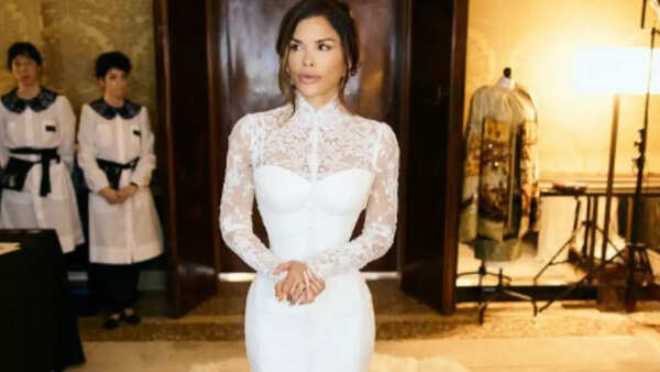 Who was the inspiration behind Lauren Sanchez's wedding dress?