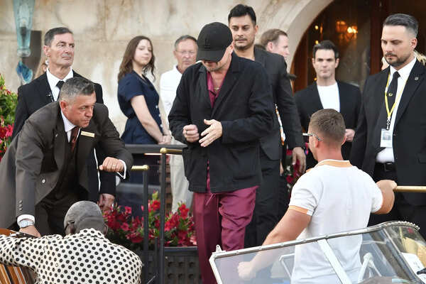 Leonardi Di Caprio and leaves a hotel during celebrations for Jeff Bezos and Lauren Sanchez Bezos' wedding, in Venice, Saturday, June 28, 2025. (AP Photo/Luigi Costantini) Photos of celebrities who attended Jeff Bezos wedding in Venice