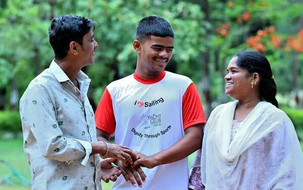 Dhoki Sathwik with his parents Parmesh Dhoki and Swapna Dhoki