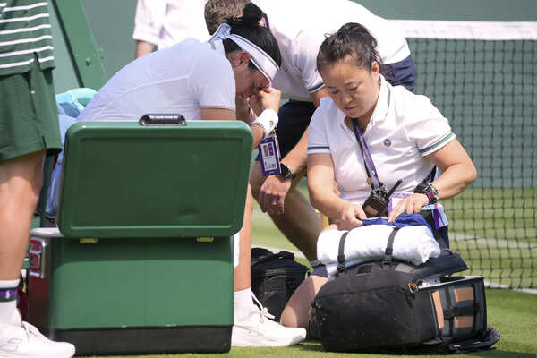 Ons Jabeur menerima bantuan medis selama pertandingan melawan Varvara Gracheva di pertandingan babak pertama di Kejuaraan Tenis Wimbledon di London. (AP) Wimbledon: The Runner -up 2 kali JABEUR RENOUNCES karena kesulitan untuk bernafas