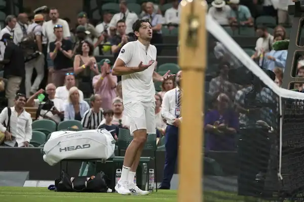 Pertandingan Taylor Fritz melawan Giovanni Mpetshi Perricard ditangguhkan di Wimbledon di London. (AP) Wimbledon: Giovanni Mpetshi Perricard tiba di turnamen pendaftaran 153 mph melayani melawan Taylor Fritz
