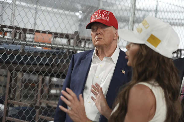 Fotos de Trump recorriendo un centro de detención de inmigración denominado 'Alligator Alcatraz'