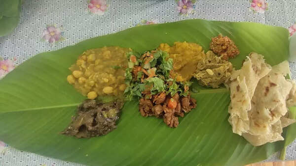Why are Sohari leaves used for serving food in Trinidad?