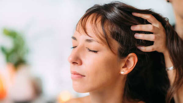 Key benefits of oiling hair overnight