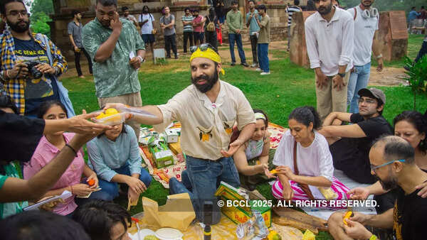 Folk songs like Ambwa Ki Chhaiyan Mein played in the backdrop, enhancing the mood of indulging in all things mango