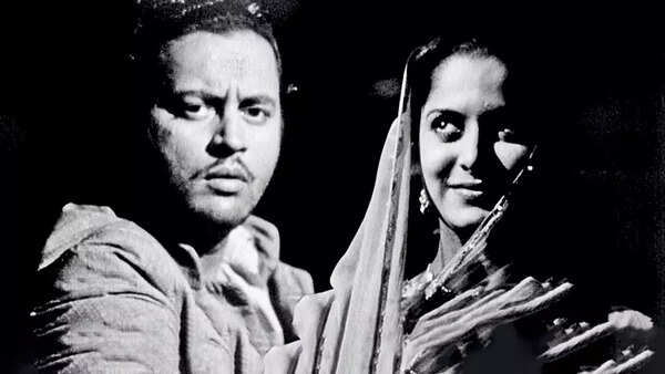 Guru Dutt and Waheeda Rehman in a film still. guru dutt and waheeda rehman
