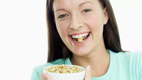 Experts suggest enjoying cashews in moderate amounts
