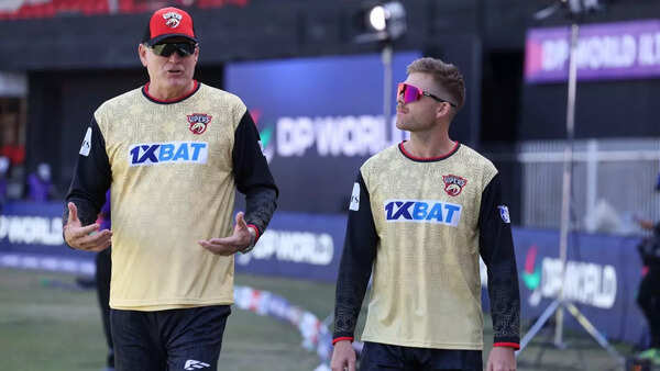Tom Moody with Desert Vipers captain Lockie Ferguson in ILT20. (Creimas) Tom Moody Vipers ILT20 Creimas