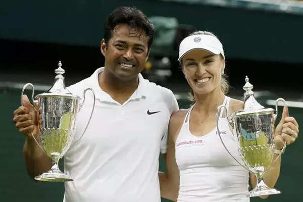 Leander Paes and Martina Hingis after winning mixed doubles final in 2015 (Reuters Photo)