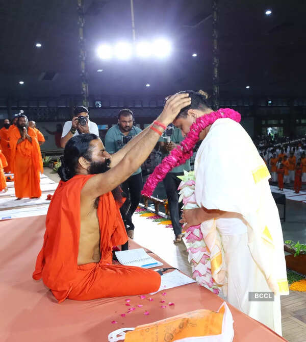 Taj Mahal Garbage: Polish tourists highlight garbage near Taj