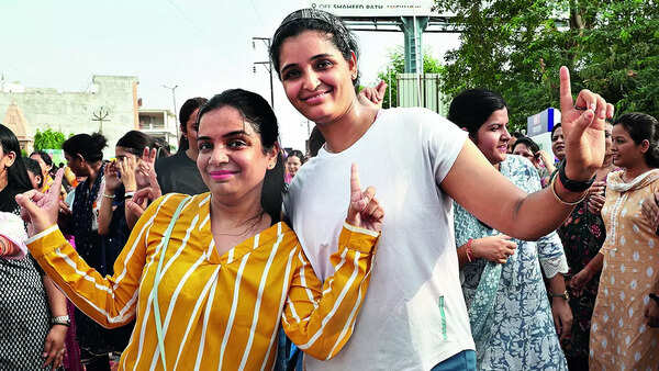 Simmi Lakhmani and Archana Pandey