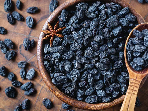 What happens when you drink black raisin water with chia seeds?