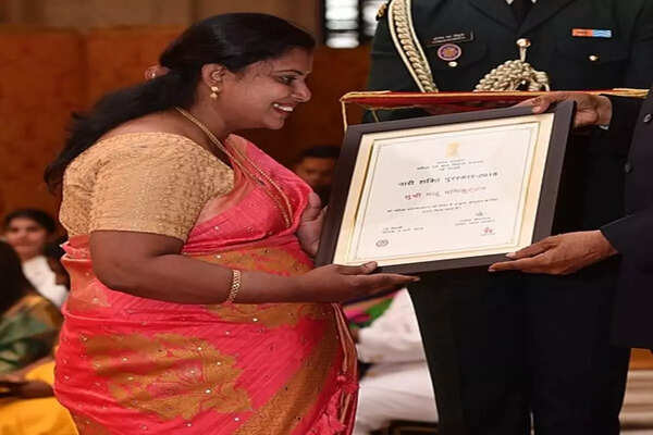 Manju Manikuttan receiving the Nari Shakti Puruskar/Image: Wikipedia Manju Manikuttan