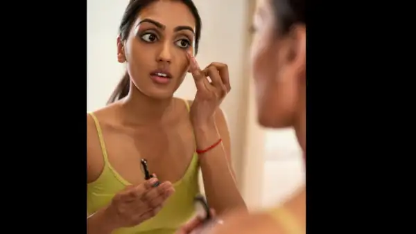 இருண்ட வட்டங்களுக்கு பாதாம் எண்ணெயைப் பயன்படுத்துதல்