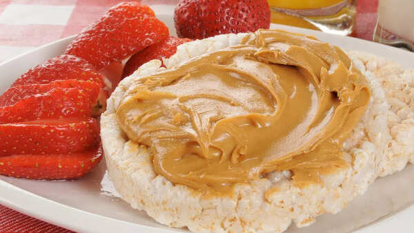 Rice cake with peanut butter