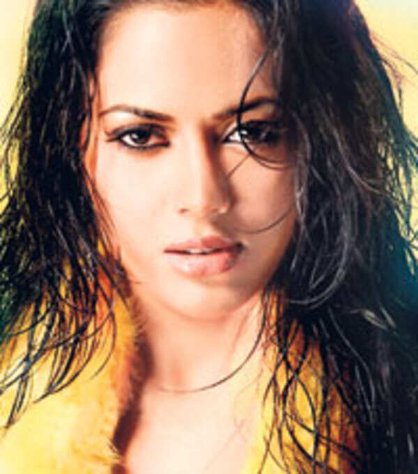 Sameera walks the Red Carpet | Hindi Movie News - Times of India