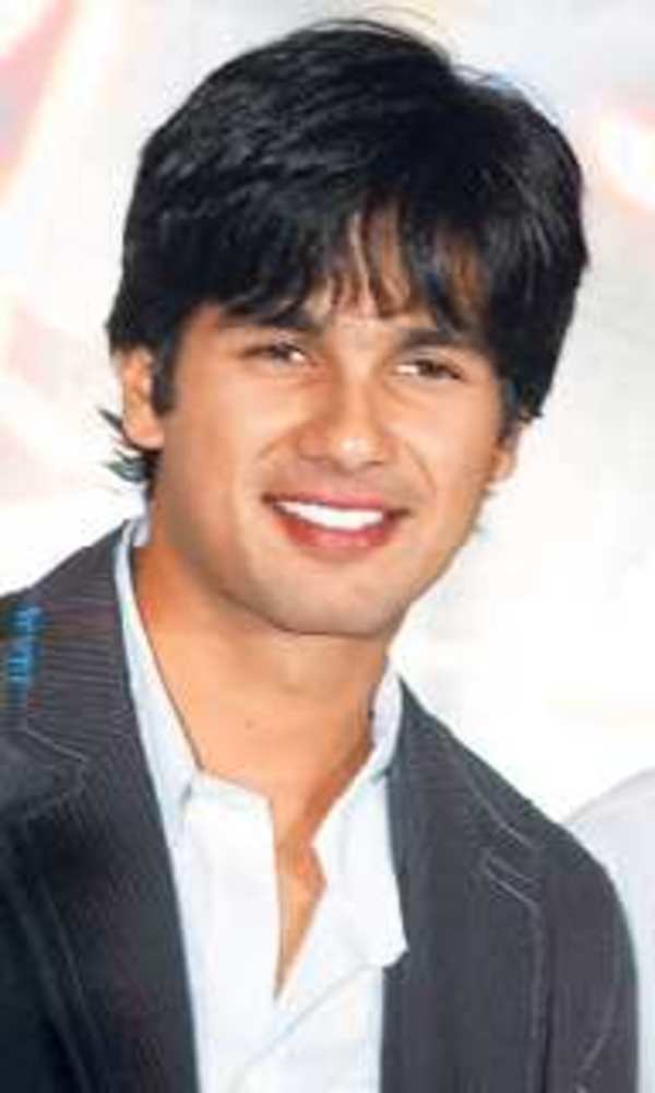 Shahid takes up smoking | Hindi Movie News - Times of India