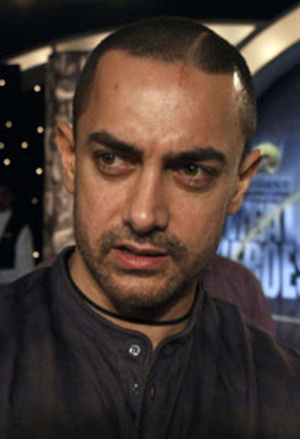 Aamir Khan turns barber, gives fans the 'Ghajini' look | India Forums