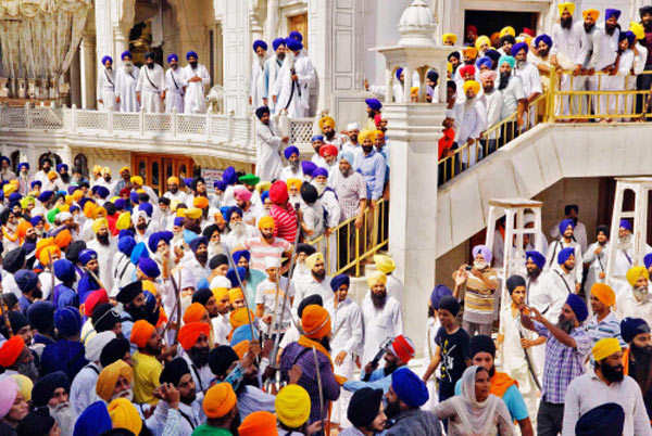 12 injured in clashes inside Golden Temple complex | Chandigarh News ...