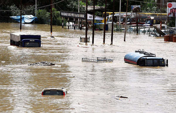 Kashmir Floods: Over 5,00,000 people still wait for help in flood ...