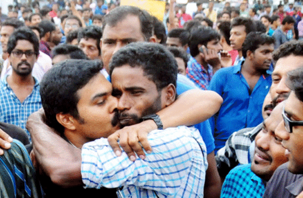 Kiss Of Love Movement They Came Dared The Mob Did It India News Times Of India