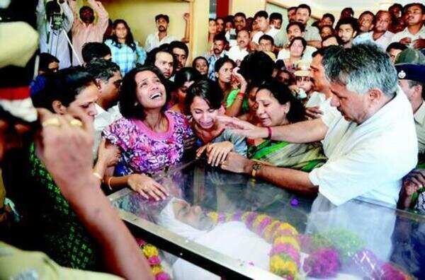 Failing the honest: IAS officers demand CBI probe in DK Ravi's death ...