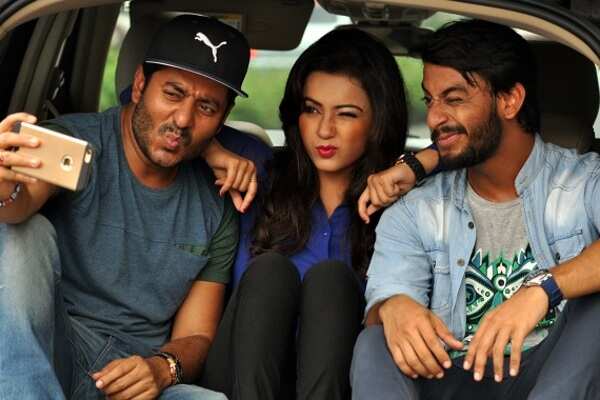 Raj Chakrabarty has free access to his leads' mobile phones! | Bengali ...