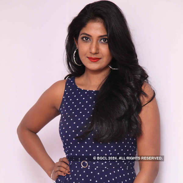 Yagna Shetty Pictures