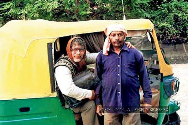 Aamir Khan (L) in disguise with Ram Lakhan, the auto rickshaw driver, who had taken the actor around Banaras in 2009